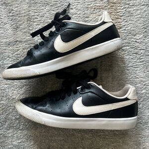 Nike Court Tour Sneakers